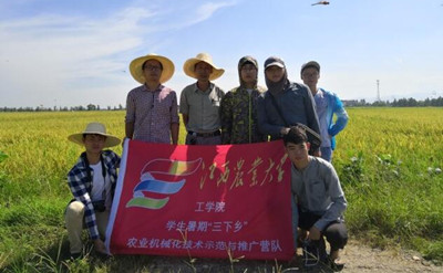 江西农业大学工学院学子在田间